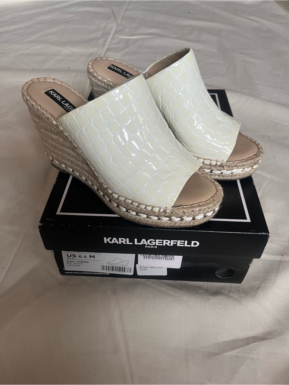 Karl Lagerfeld Cream Croc-Embossed Espadrille Wedge Sandals. Size 6.5